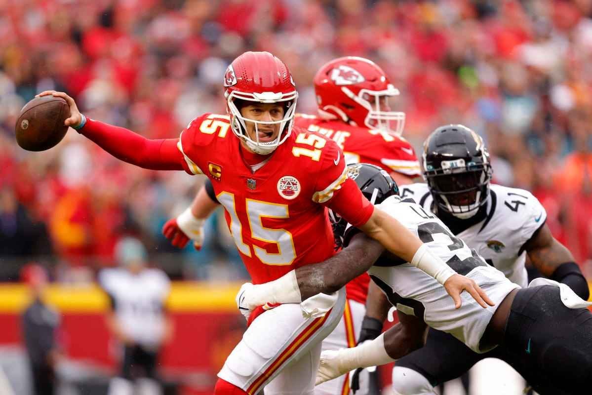 Patrick Mahomes Reacts To Chiefs Offensive Lineman Playing Through Painful Injury - Theshecannetwork